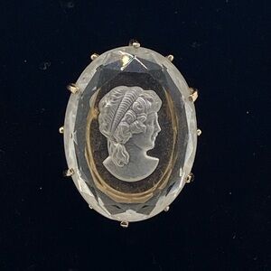 Elegant Cameo Brooch in Gold and Silver